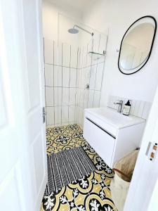 La salle de bains est pourvue d'un lavabo et d'un miroir. dans l'établissement Private 2 Bed Guest Suite with Garden, au Cap