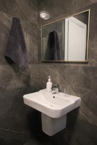 Ванна кімната в Modern & Spacious 2BR Penthouse with Terrace - Close to Qawra Beach