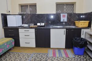 uma cozinha com um lavatório e uma bancada em 1 Room for 4 Guests OR 2 BHK for 4 to 10 Guests with AC for Families em Hyderabad