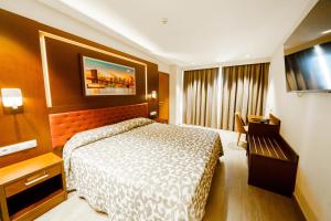 ベニドルムにあるHotel Marina Resortのベッドとデスクが備わるホテルルームです。