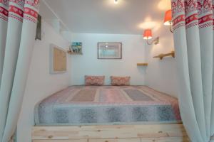 - une chambre avec un lit dans une chambre avec des rideaux dans l'établissement Les Marmottes d'Argentière - Happy Rentals, à Chamonix-Mont-Blanc