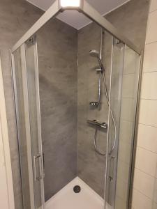 eine Dusche mit Glastür im Bad in der Unterkunft Darsser Weg 34 in Zingst