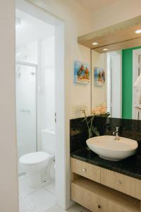 La salle de bains est pourvue d'un lavabo et de toilettes. dans l'établissement Ap 3 quartos em home club - Beto Carrero/Penha, à Penha