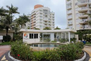 - un bâtiment avec une piscine en face dans l'établissement Ap 3 quartos em home club - Beto Carrero/Penha, à Penha