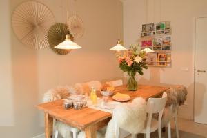 uma sala de jantar com uma mesa de madeira e cadeiras em Huishotel Bed bij Bort em Ommen