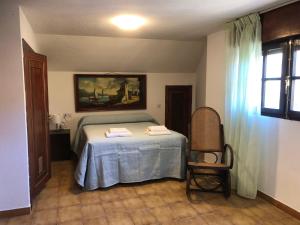 1 dormitorio con 1 cama con mesa azul en Apartamentos Villa Maria, en Canales