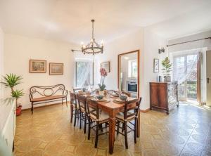 a dining room with a table and chairs at Villa Calicantus in Bardolino