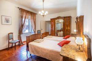 a bedroom with a large bed and a mirror at Villa Calicantus in Bardolino