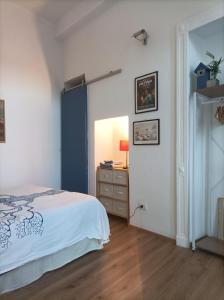 Schlafzimmer mit einem Bett, einer Kommode und einem Spiegel in der Unterkunft Pane e Tulipani, cozy apartment near city center in Turin