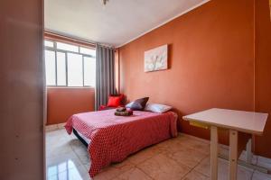 - une chambre avec un lit et une table dans l'établissement Danúbio Apartments by BnbHost, à São Paulo