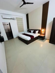 a bedroom with a bed and a ceiling fan at Majestic Heights Hotel in Jaipur