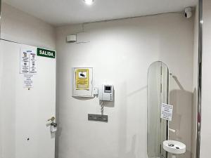 een ziekenhuiskamer met een toilet en een bord aan de muur bij LUJOSO PISO CÉNTRICO EN MURCIA con 3 habitaciones in Murcia