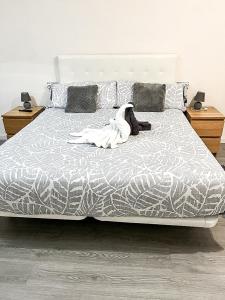 een slaapkamer met een groot wit bed en 2 nachtkastjes bij LUJOSO PISO CÉNTRICO EN MURCIA con 3 habitaciones in Murcia