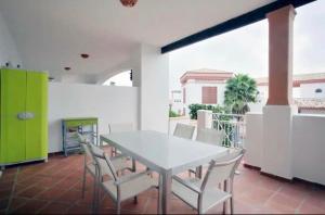 comedor con mesa blanca y sillas en Apartamento familiar con JARDIN y TERRAZA Privada, en Alcaidesa