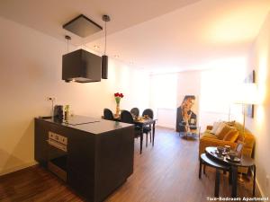 eine Küche und ein Wohnzimmer mit einem Tisch und Stühlen in der Unterkunft Akicity Liberdade Star in Lissabon