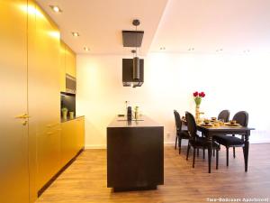 een keuken en eetkamer met een tafel en stoelen bij Akicity Liberdade Star in Lissabon