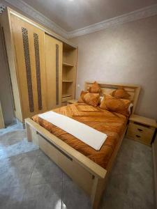 una camera con un grande letto di Maison Moussaoui a Meknès