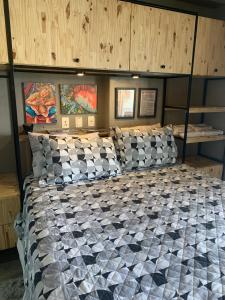 una camera da letto con un letto con un piumone bianco e nero di Studio Design Moderno. a San Paolo