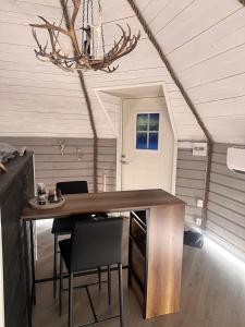 einen Essbereich mit einem Tisch und Stühlen in einem Zimmer in der Unterkunft Northernlight cabin 2 in Kiruna