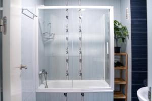 A bathroom at Apartamento Cerca de la playa Még 18 kép