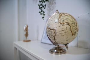 a globe sitting on a white counter in a room at Apartamento Cerca de la playa in Benidorm