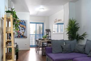 A seating area at Apartamento Cerca de la playa