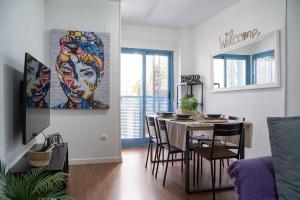 a kitchen and dining room with a table and chairs at Apartamento Cerca de la playa in Benidorm