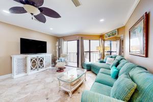 Una sala de estar con un sofá y un televisor. en Gulfside Townhomes 23, en Gulf Shores