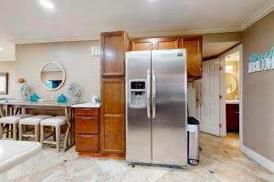 una cocina con refrigerador de acero inoxidable en Gulfside Townhomes 23, en Gulf Shores