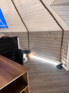 an attic room with a table and a chair at Northernlight cabin 2 in Kiruna