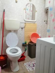 bagno con servizi igienici, lavandino e specchio di Квартира 200м от моря. a Bar