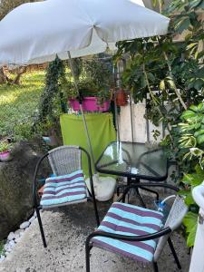 un tavolo e sedie sotto un ombrellone su un patio di Квартира 200м от моря. a Bar