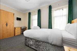 Giường trong phòng chung tại Ensuite Room in Cardiff City Centre