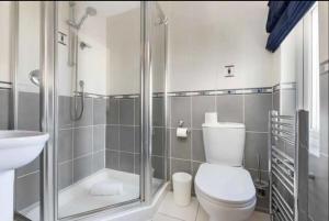 Koupelna v ubytování Ensuite Rooms For Two Near Cardiff Central Station