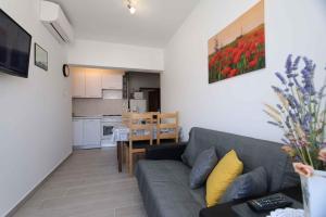 a living room with a couch and a kitchen at Apartment in Silo/Insel Krk 13440 in Šilo