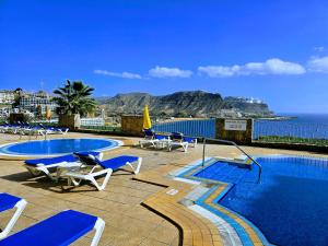 莫甘的住宿－Residence Ocean View，一个带游泳池和椅子的度假胜地和大海