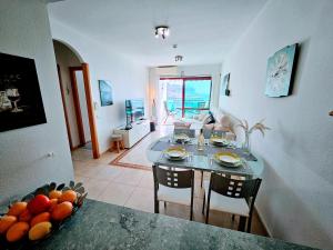 una cucina e un soggiorno con tavolo e sedie di Residence Ocean View a Mogán