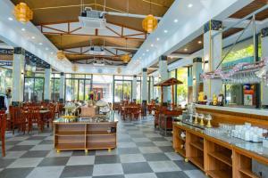 um restaurante com piso em xadrez, mesas e cadeiras em Phu Van Resort & Spa em Phu Quoc