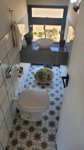 La salle de bains est pourvue de toilettes et d'un lavabo. dans l'établissement Casa inteira, novíssima, 3 quartos, 2 BH, 800m da UFJF, à Juiz de Fora