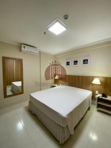 a bedroom with a large bed in a room at Piazza diRoma com acesso ao Acqua Park in Caldas Novas