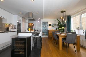Una cocina y un comedor con mesa y sillas. en Ocean Edge, en St Ives