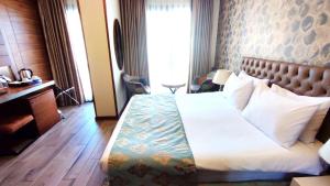 Postel nebo postele na pokoji v ubytování Old Port Hotel