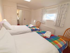 Boulmerにある1 Bed in Boulmer 60516のベッドルーム1室(ベッド2台、窓付)