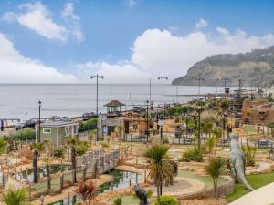 vistas a un parque acuático junto al océano en 3 Bed in Shanklin IC113, en Shanklin