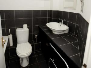 a bathroom with a toilet and a sink at 3 Bed in South Cerney HIC06 in South Cerney
