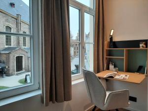 oficina con escritorio y ventana grande en B&B Anna's, en Brujas