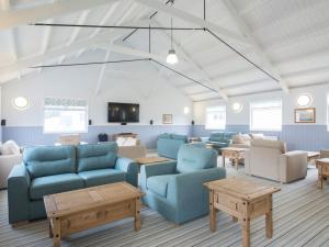 una sala de espera con sofás y mesas azules en 3 Bed in Mundesley KT057 en Mundesley