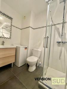Version SUD : Appartement cosy terrasse في تولون: حمام مع مرحاض ومغسلة ودش