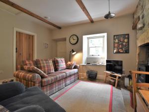 een woonkamer met een bank en een tv bij 1 Bed in Whorlton G0121 