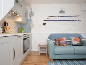 sala de estar con sofá azul en la cocina en 1 bed in Brixham 73940, en Brixham